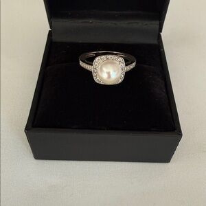 Elegant 14k white gold and Diamonds with 8mm pearl center Ring size 5.5